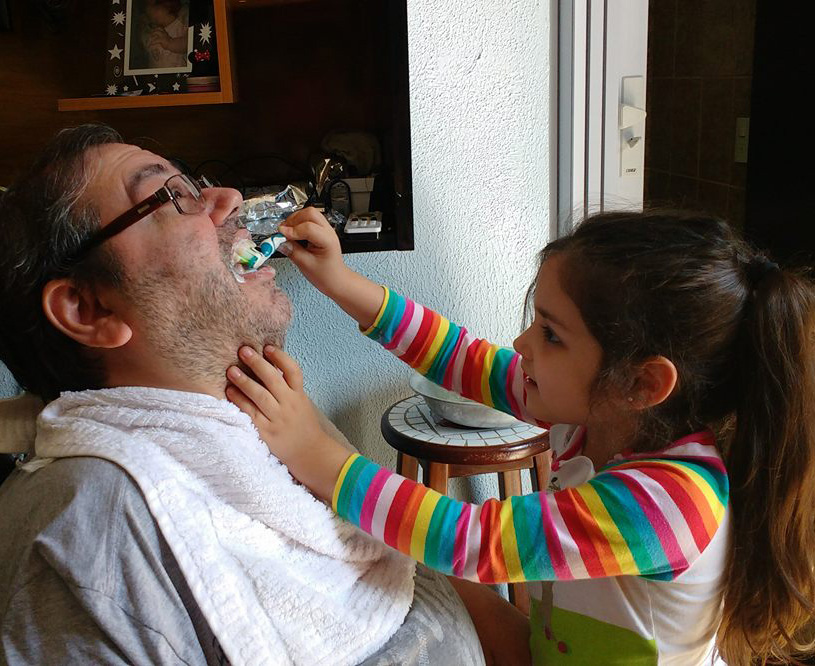 Escovando os dentes do papai - COMO É NÃO CONSEGUIR SE MEXER: Quando seu maior desafio é o próprio corpo